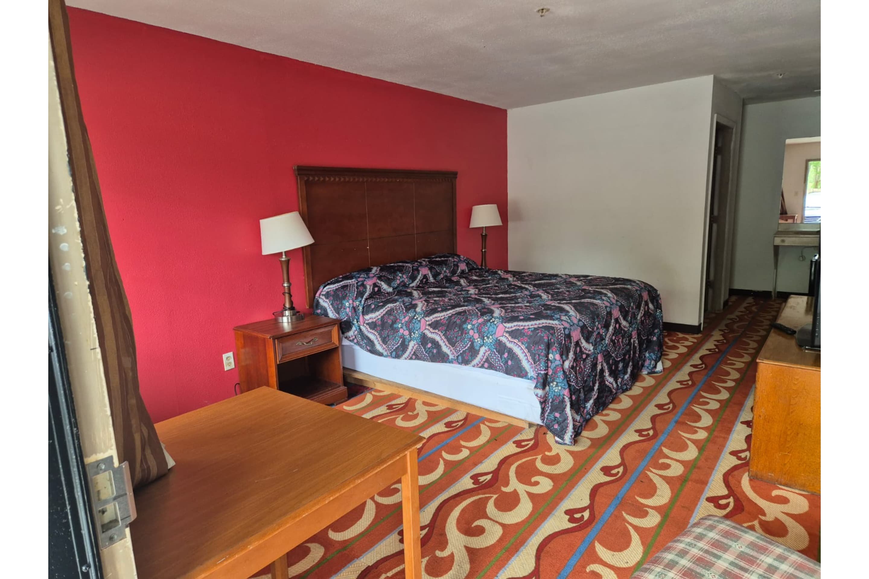 غرفة بسرير كينج لغير المدخنين، Woodbridge Inn By OYO Rome 2/5
