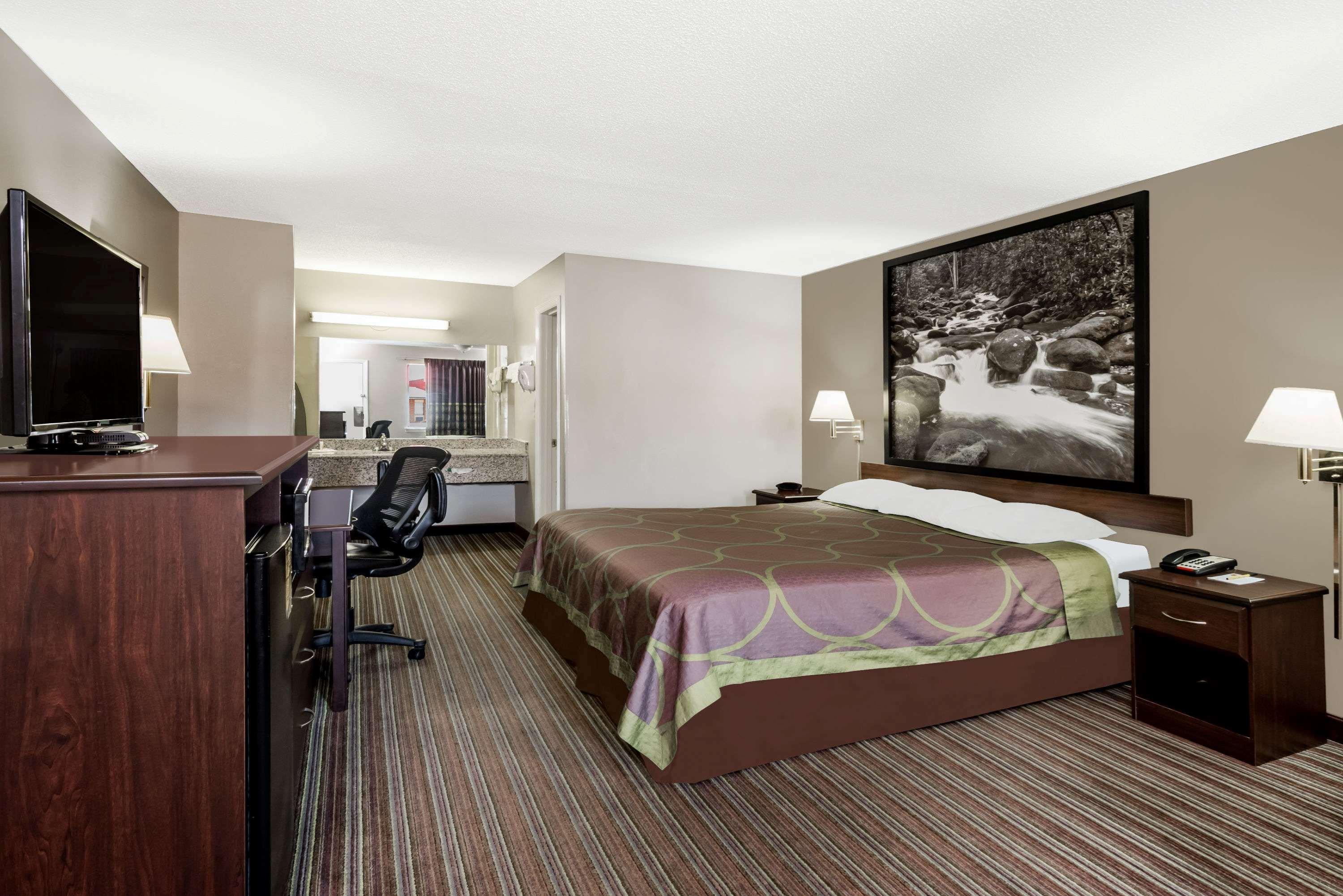 غرفة بسرير كينج، Super 8 by Wyndham Chattanooga Ooltewah 2/2