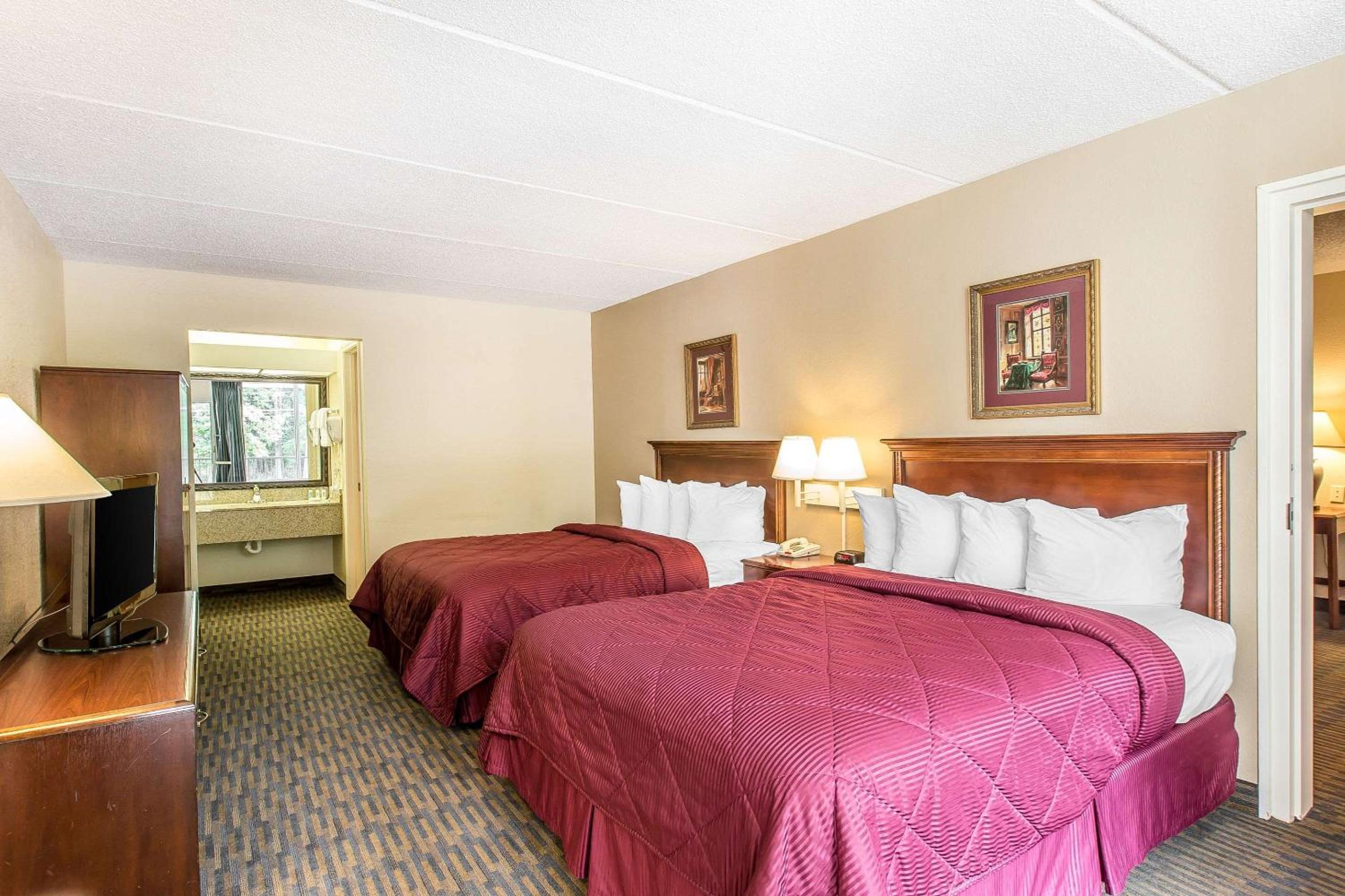 Efficiency, 2 Queen Beds, Smoking, Accessible