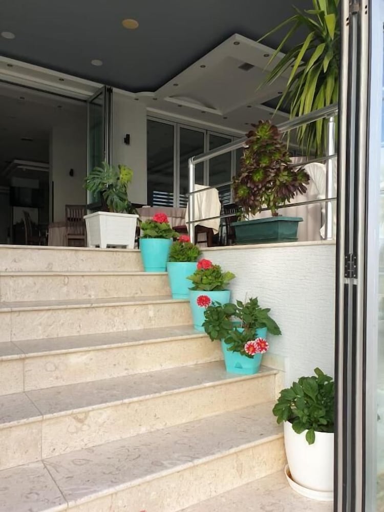 PERANDOR BEACH HOTEL 11/64