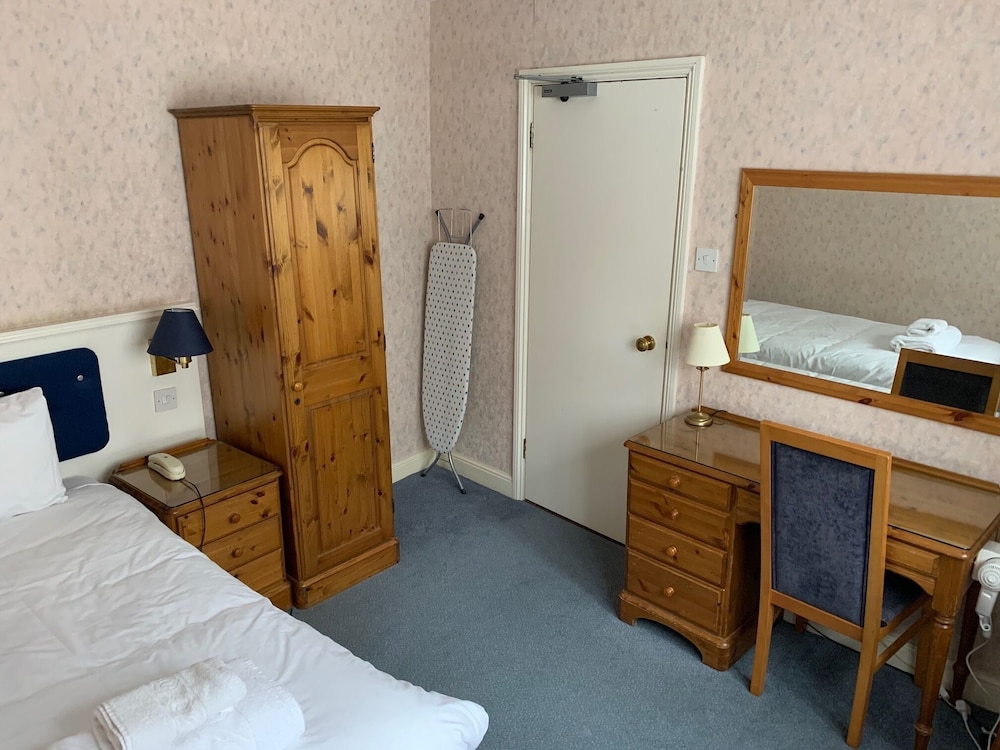 Yelf's Hotel 9/25