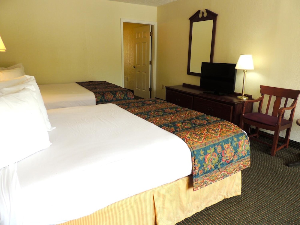 Carmel Inn Suites 13/47