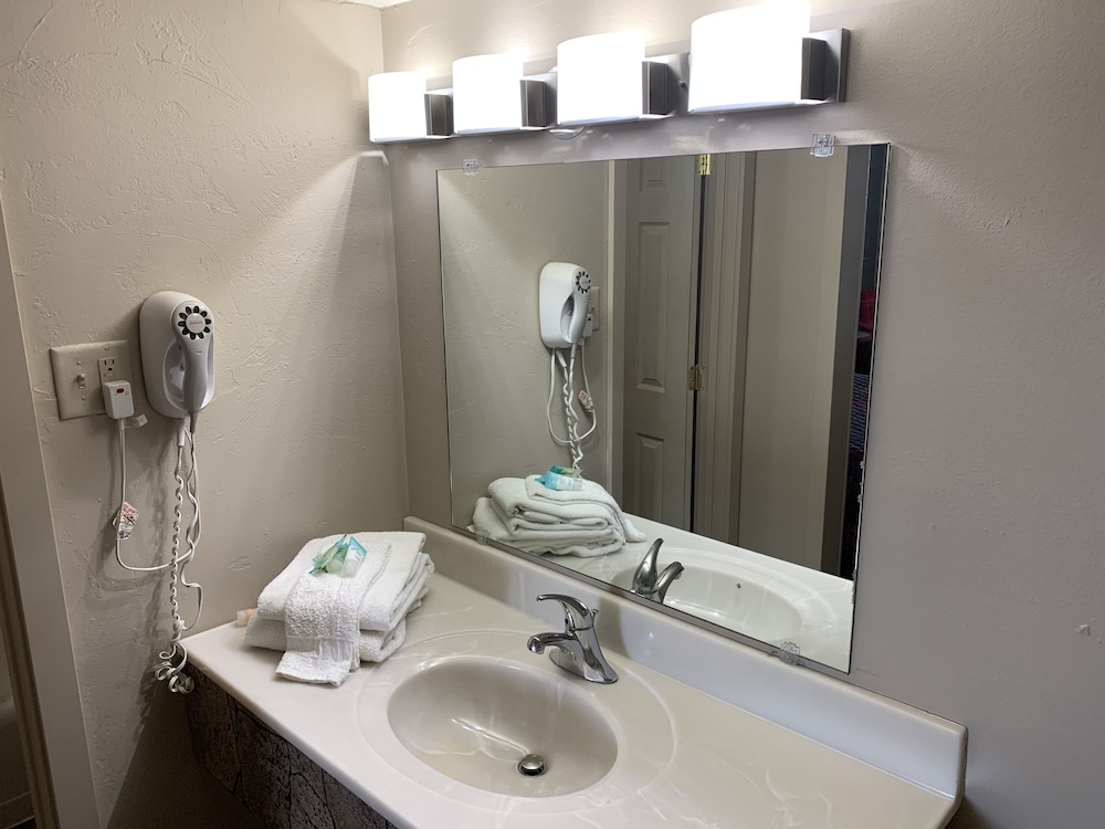 Econo Lodge Neenah 21/43