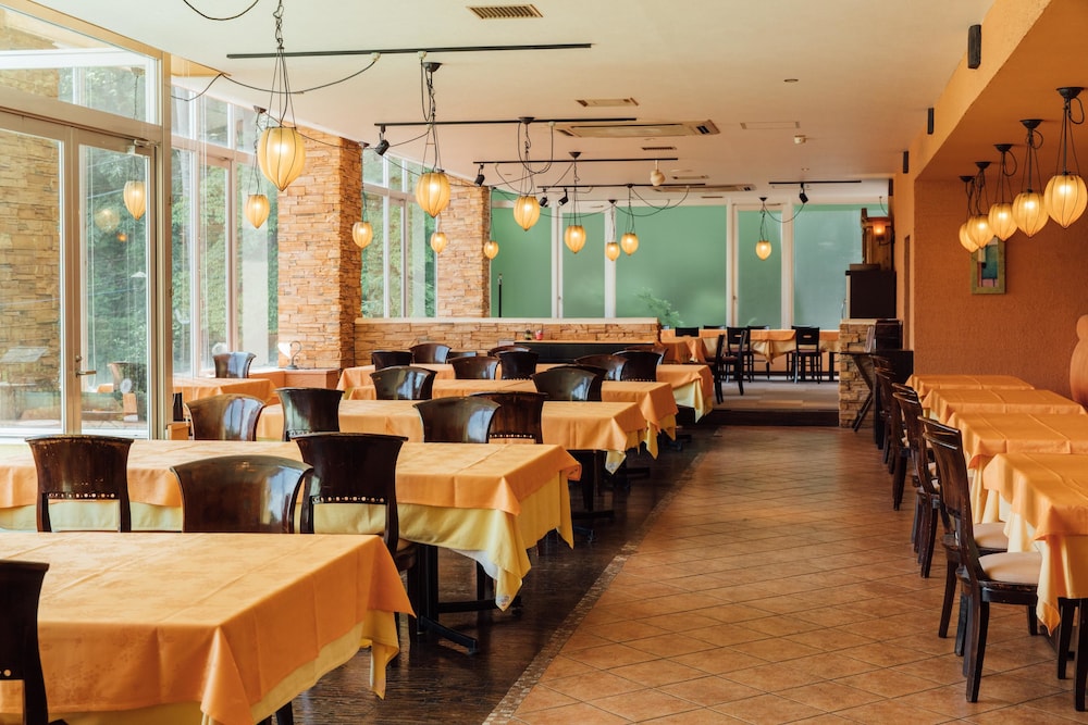restaurant cafeteria