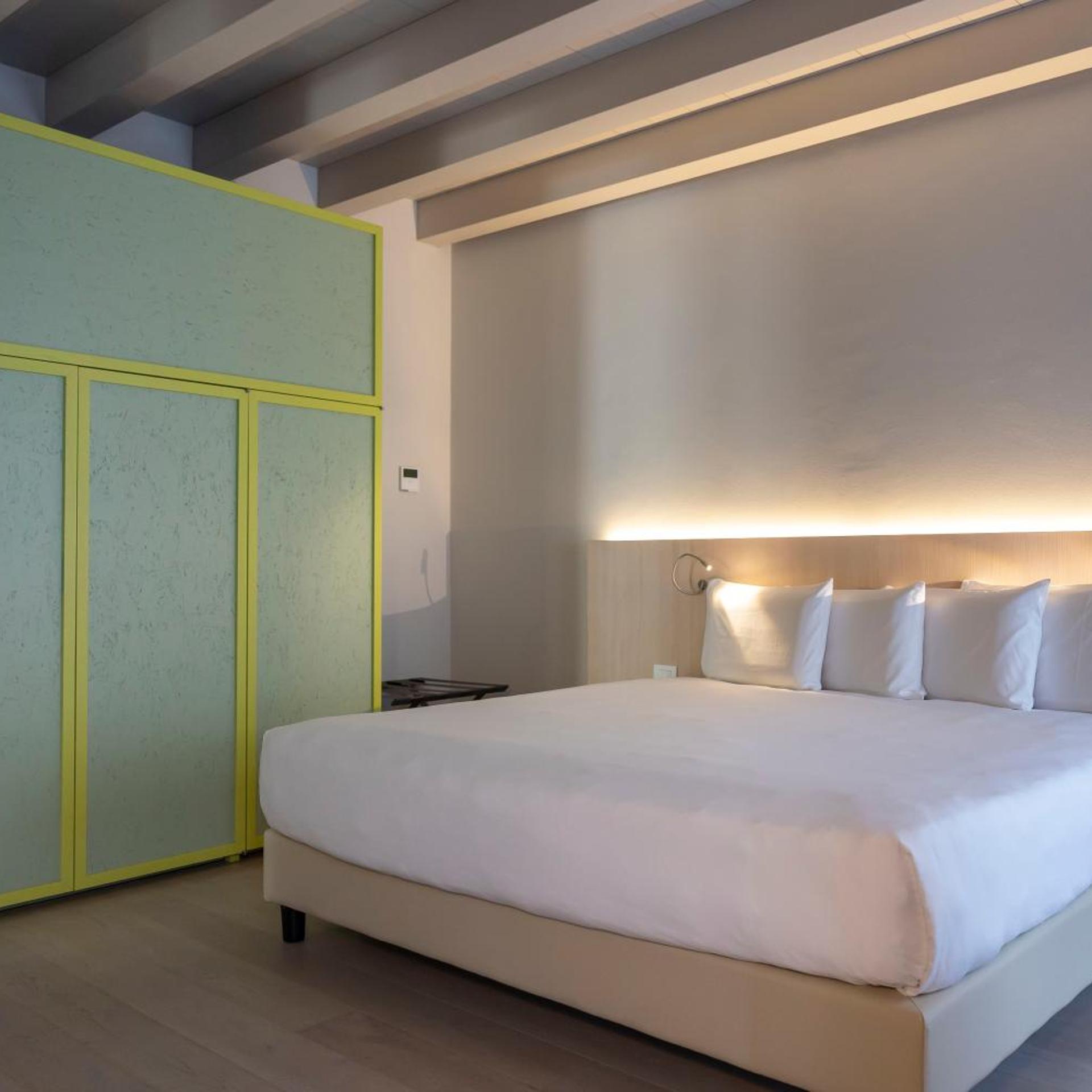 Executive, Suite