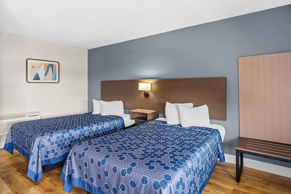 Rodeway Inn Somerset MA 21/57