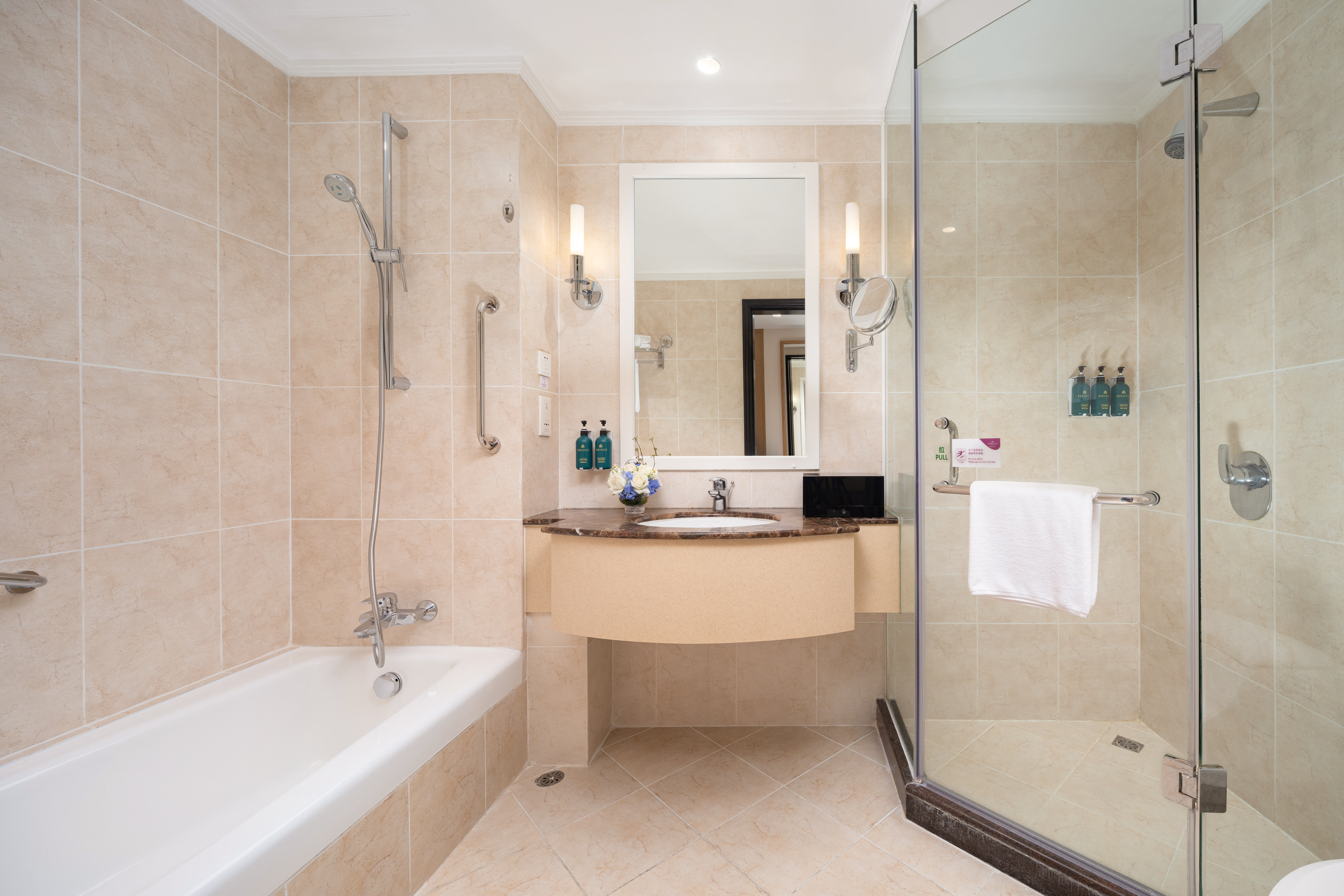 Crowne Plaza Zhuhai City Center 77/78