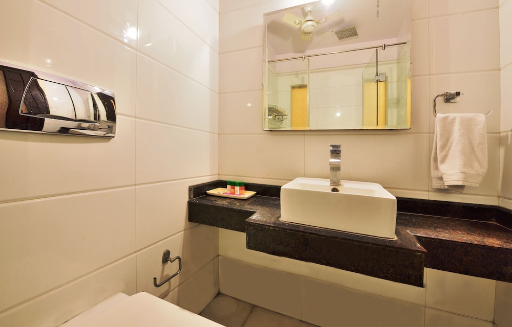 Hotel Taksh Inn 15/16