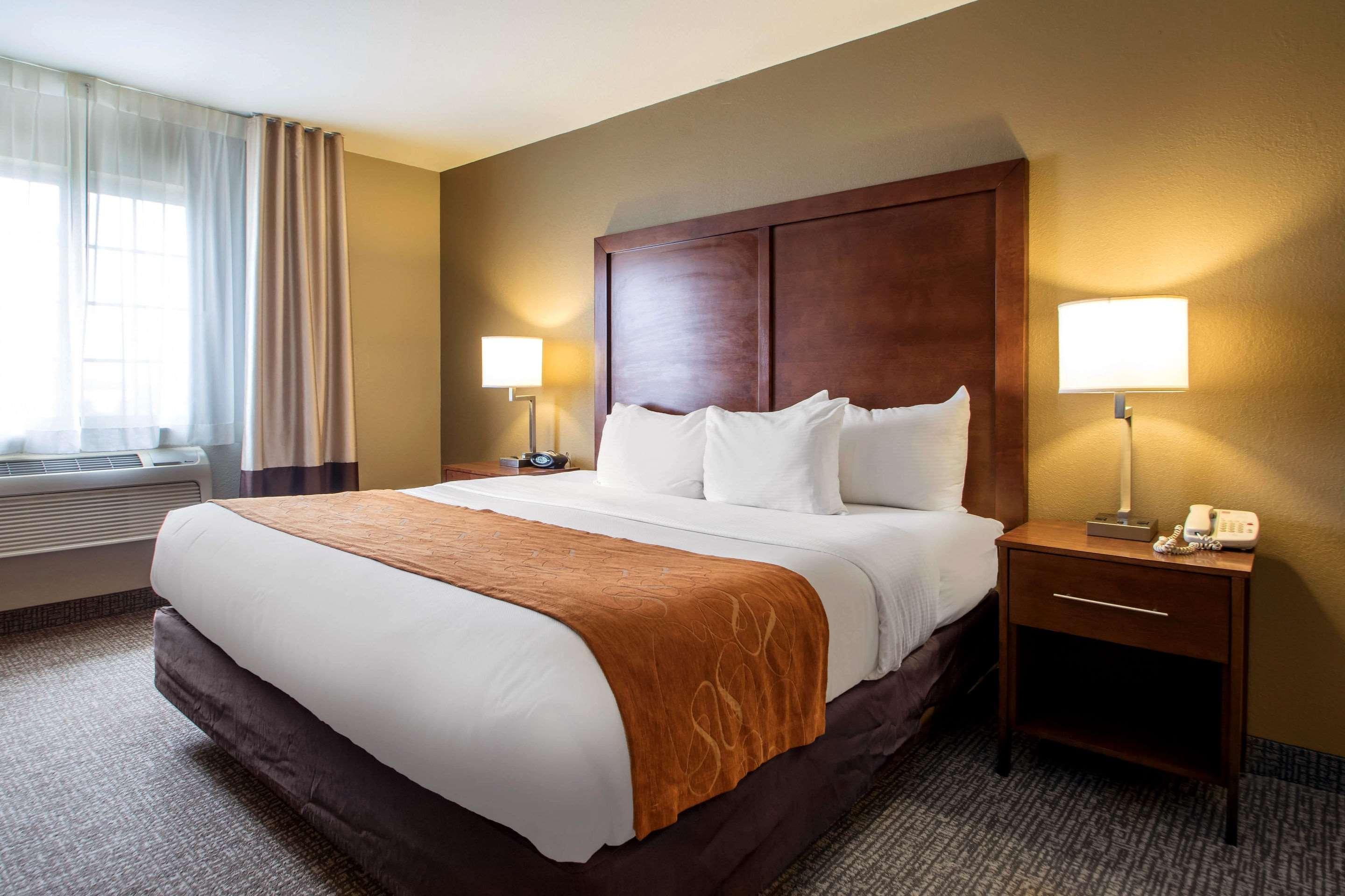 جناح بسرير كينج، Comfort Suites Johnson Creek Conference Center 2/4