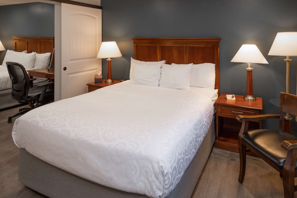 Best Western Plus Clocktower Inn 18/25