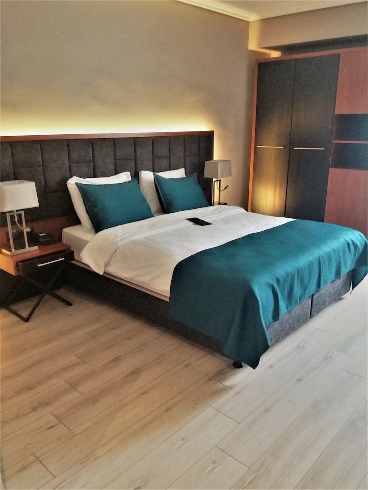 Grand Vaves Hotel 10/58