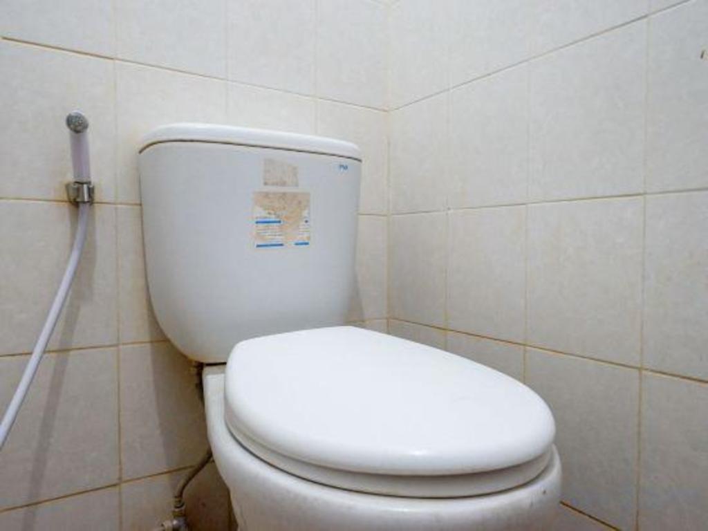 Reddoorz Plus Near Alun Alun Selatan 27/42