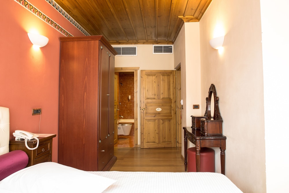 Kyveli Suites 24/50