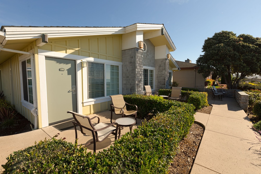 FIRESIDE INN ON MOONSTONE BEACH in CAMBRIA - CA