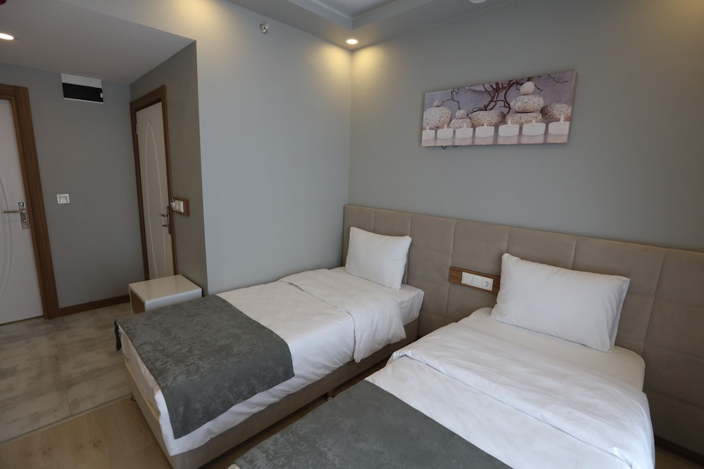 ROYAL INCI AIRPORT HOTEL 13/67