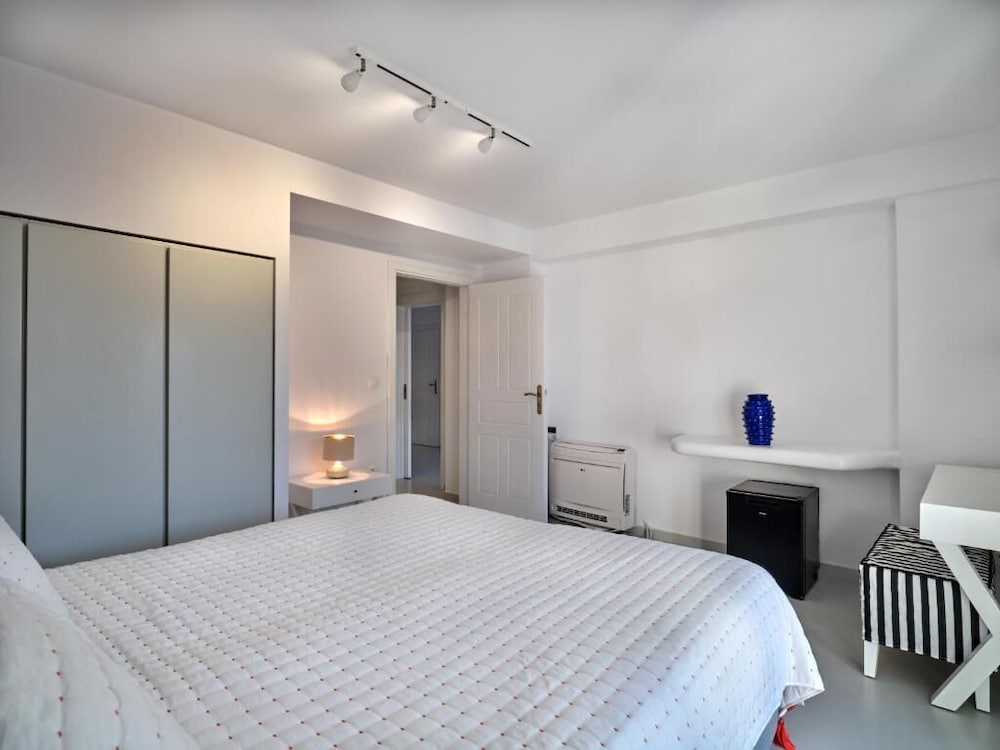 Empire Luxury Villas 13/48