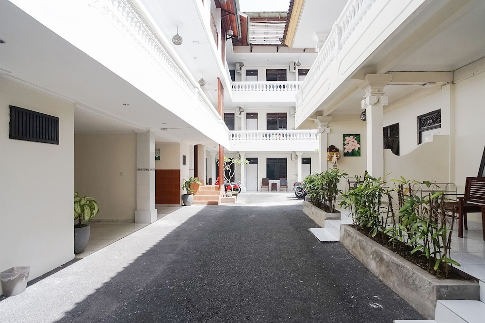 City Garden Bali Dwipa Hotel 70/76