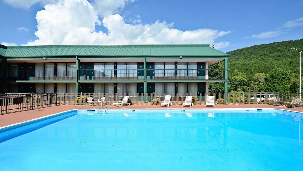 Hotel Red Rose by Townhouse Covington I-64 in COVINGTON - VA
