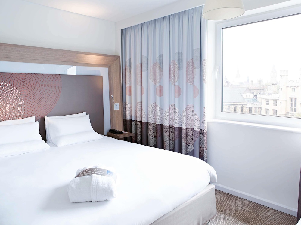 EXECUTIVE, SUITE, QUEEN BED, SOFA