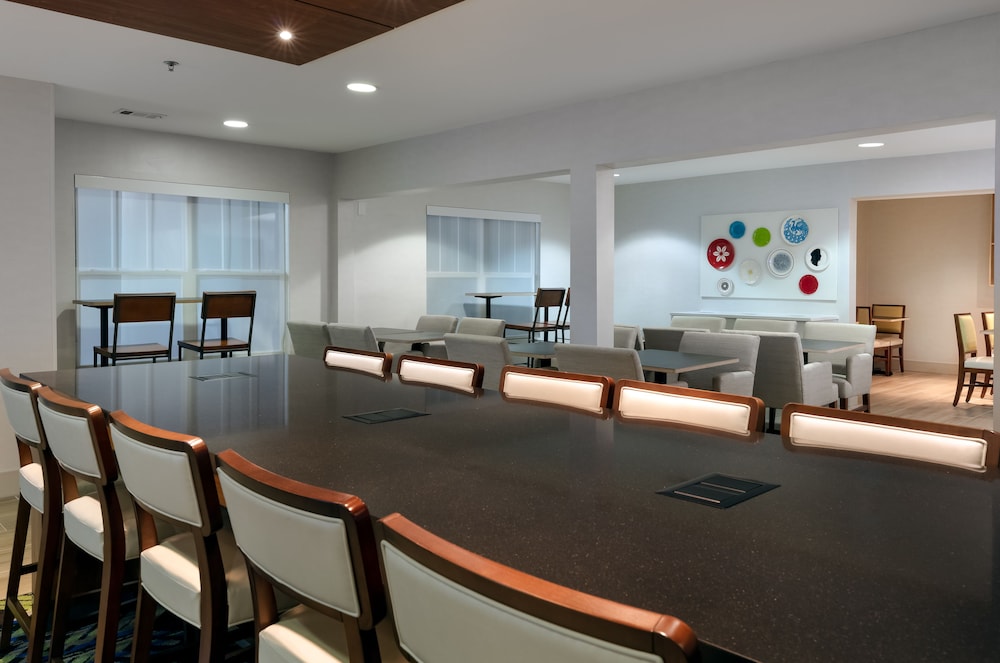 Holiday Inn Express Alpharetta Roswell 52/68
