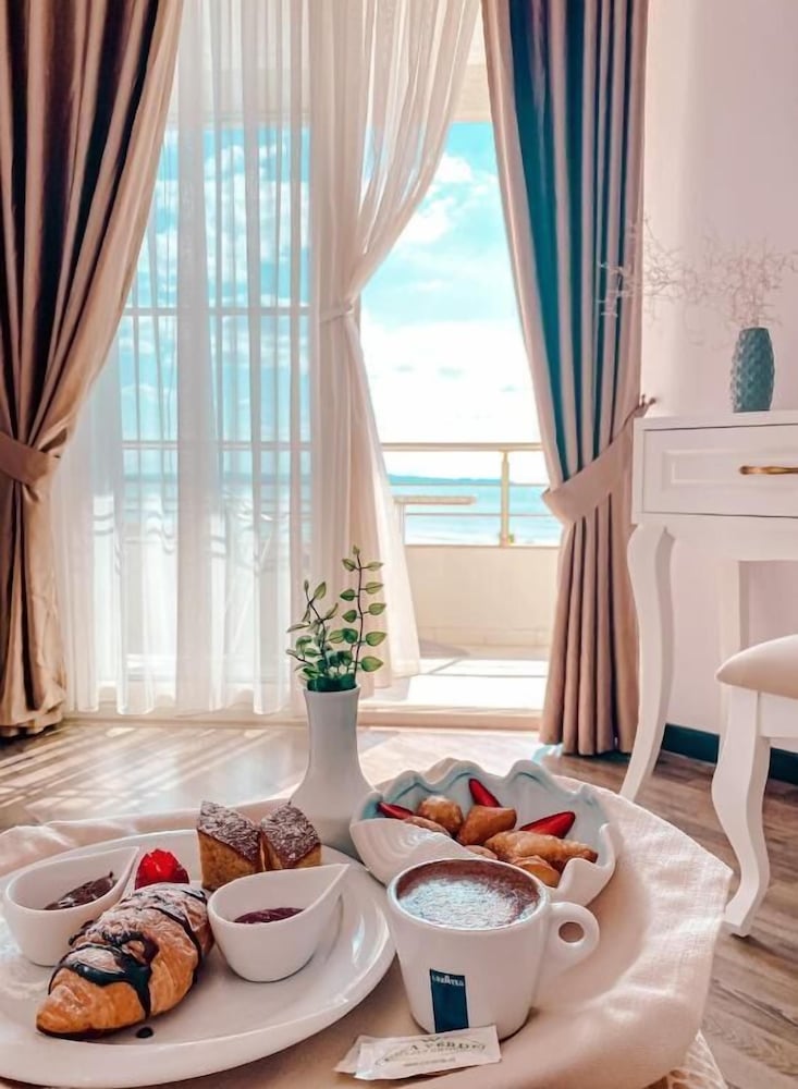 Majestic Hotel 35/50