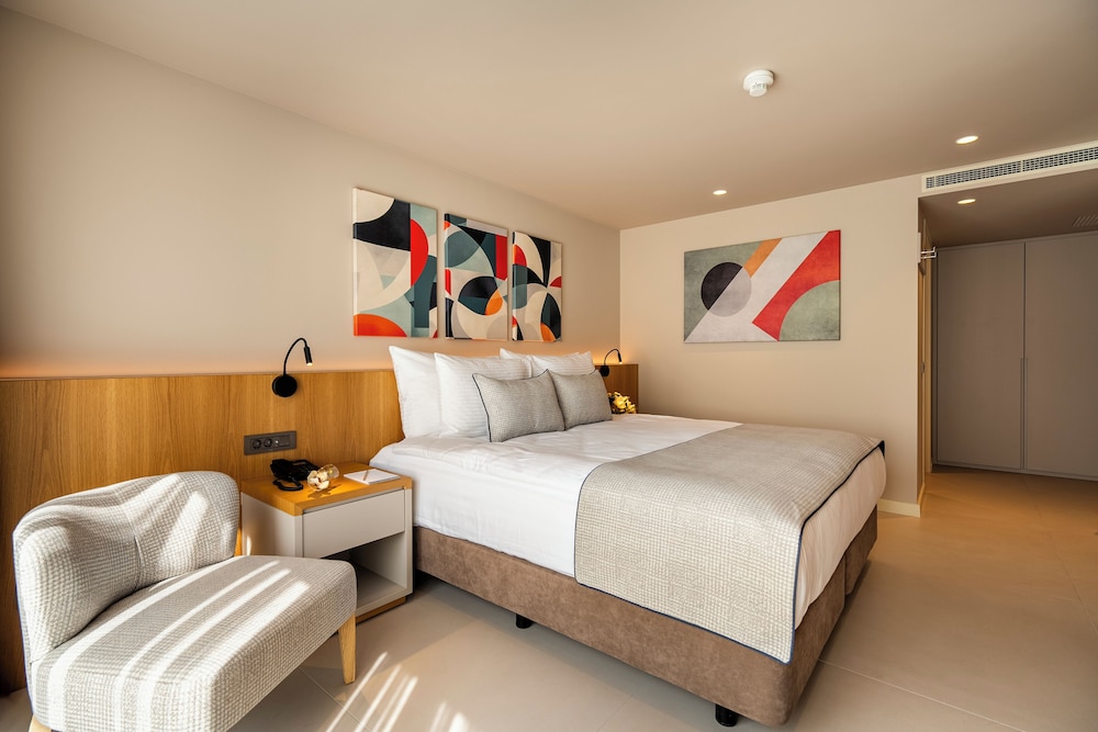 SUPERIOR, DOUBLE OR TWIN BED, CITY VIEW