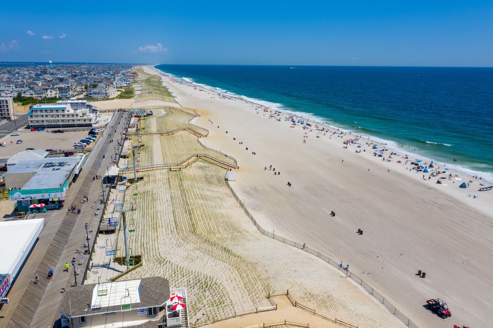 Boardwalk Hotel Charlee Beach House Rentals 32/50
