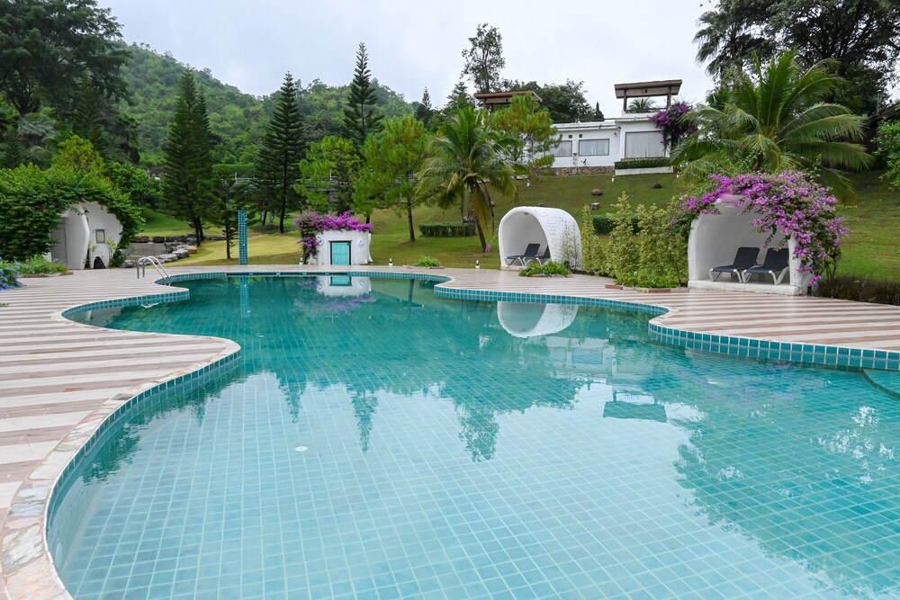 Swiss Valley Hip Resort Ratchaburi 45/50