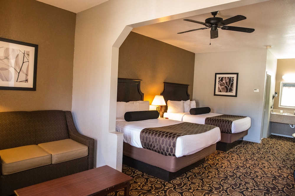 Mockingbird Inn Suites 15/49
