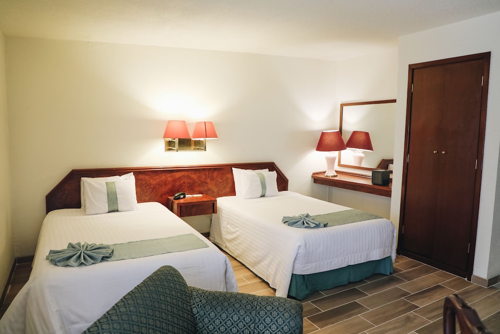 Hotel La Joya 8/62