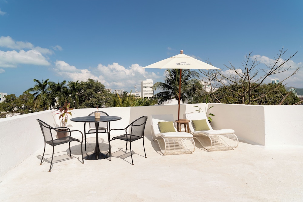 Enigmatic Boutique Hotel 41/44