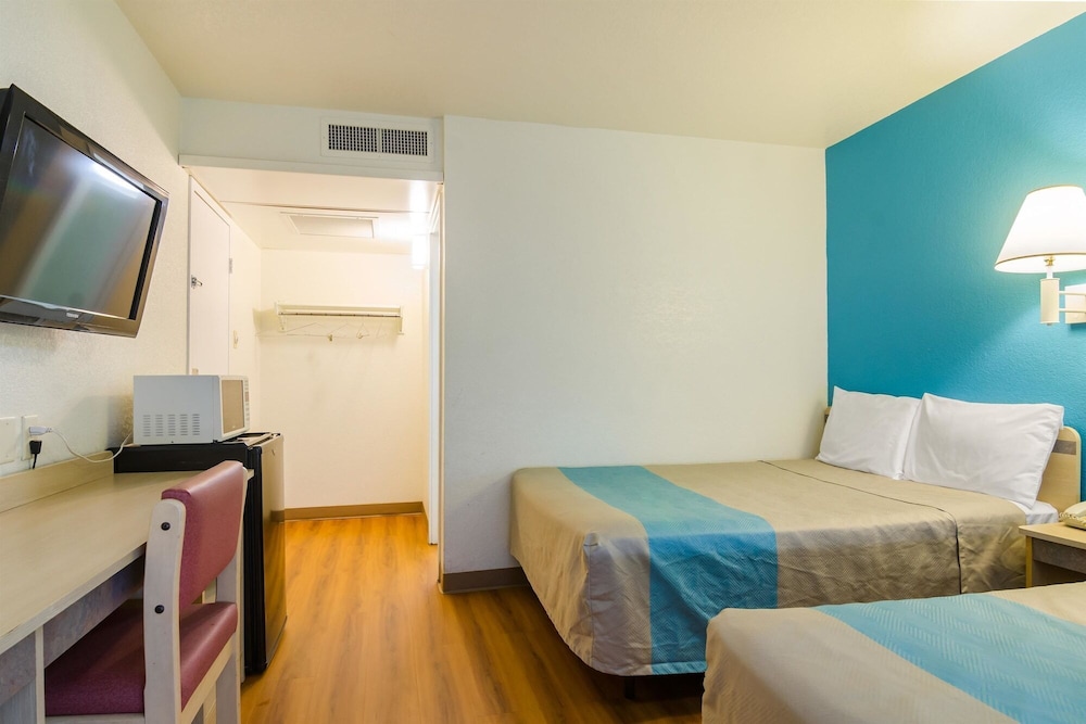 Motel6 Mitchell, SD 21/68