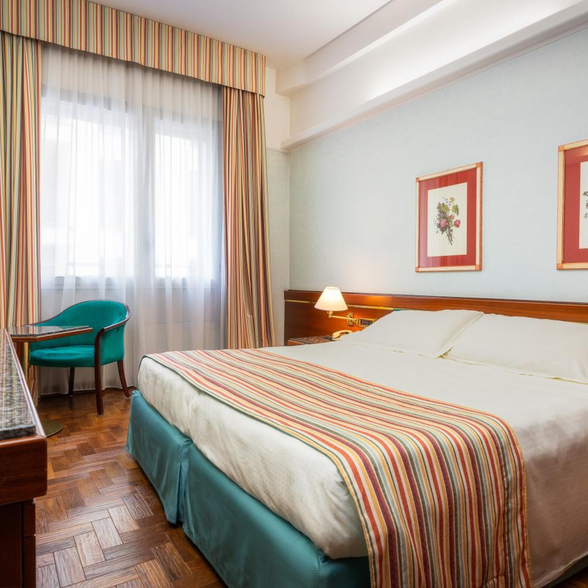 غرفة بسرير مزدوج