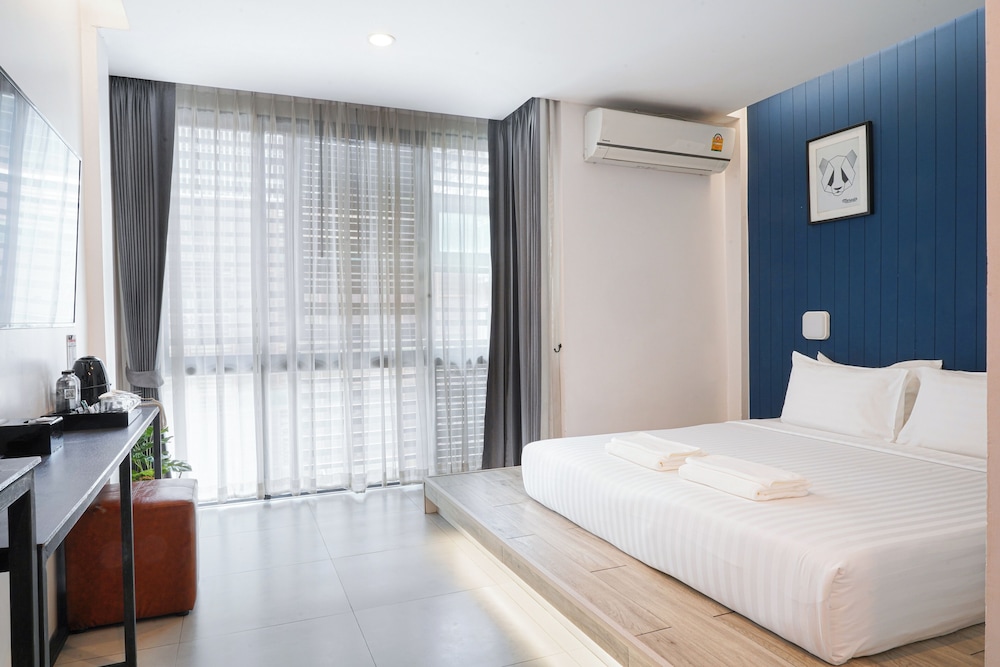 DELUXE, DOUBLE OR TWIN BED