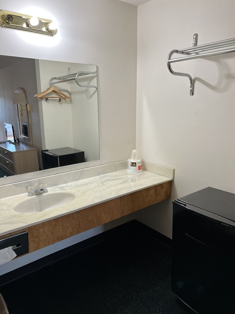 Garden Inn & Suites 8/53