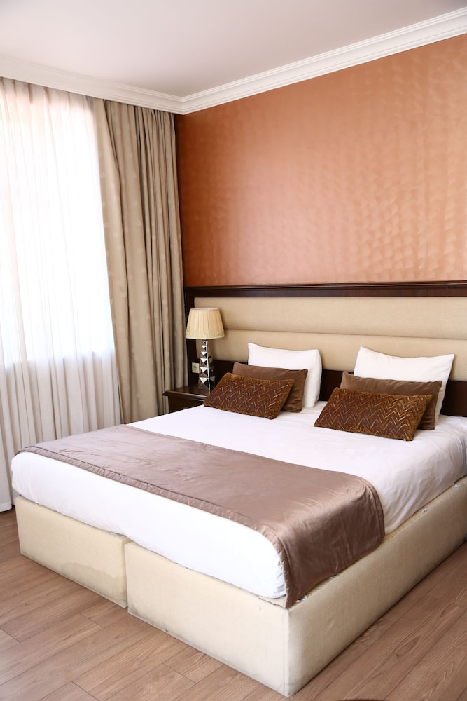 DELUXE, DOUBLE OR TWIN BED