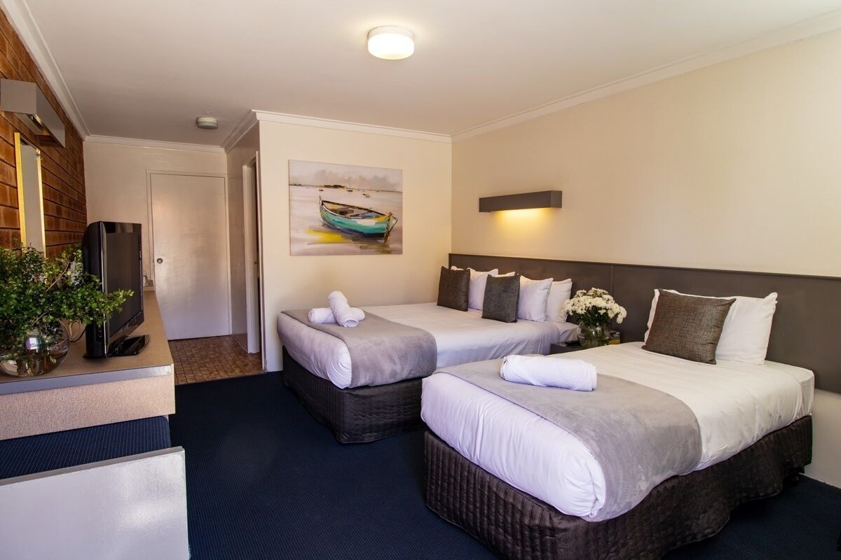 STANDARD, QUEEN BED