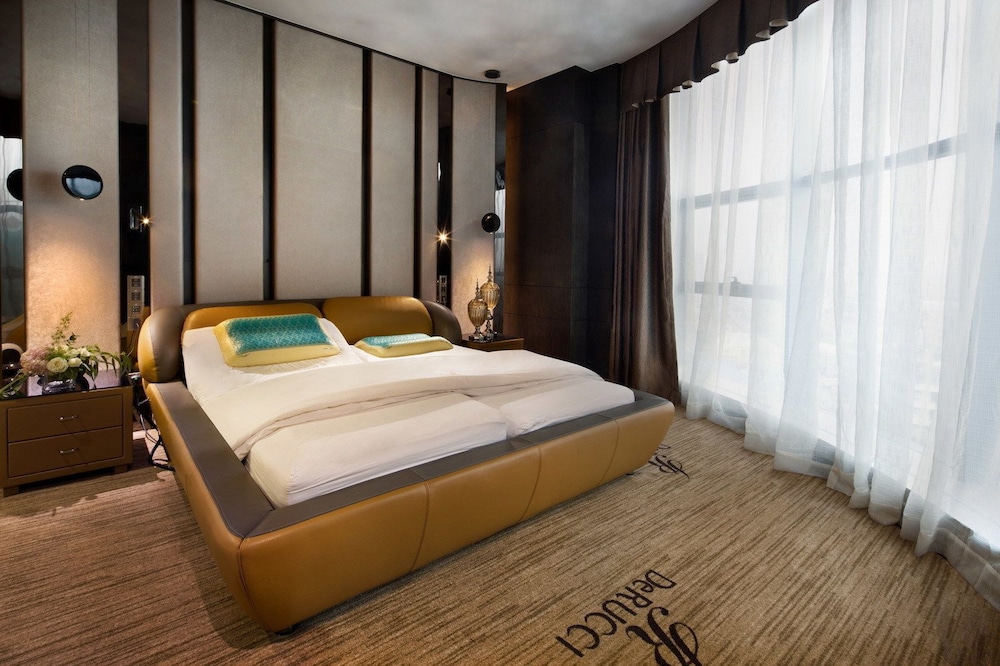 DeRUCCI Hotel 17/65