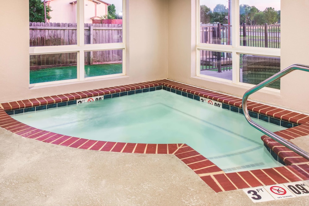 La Quinta Inn & Suites by Wyndham Russellville 16/35
