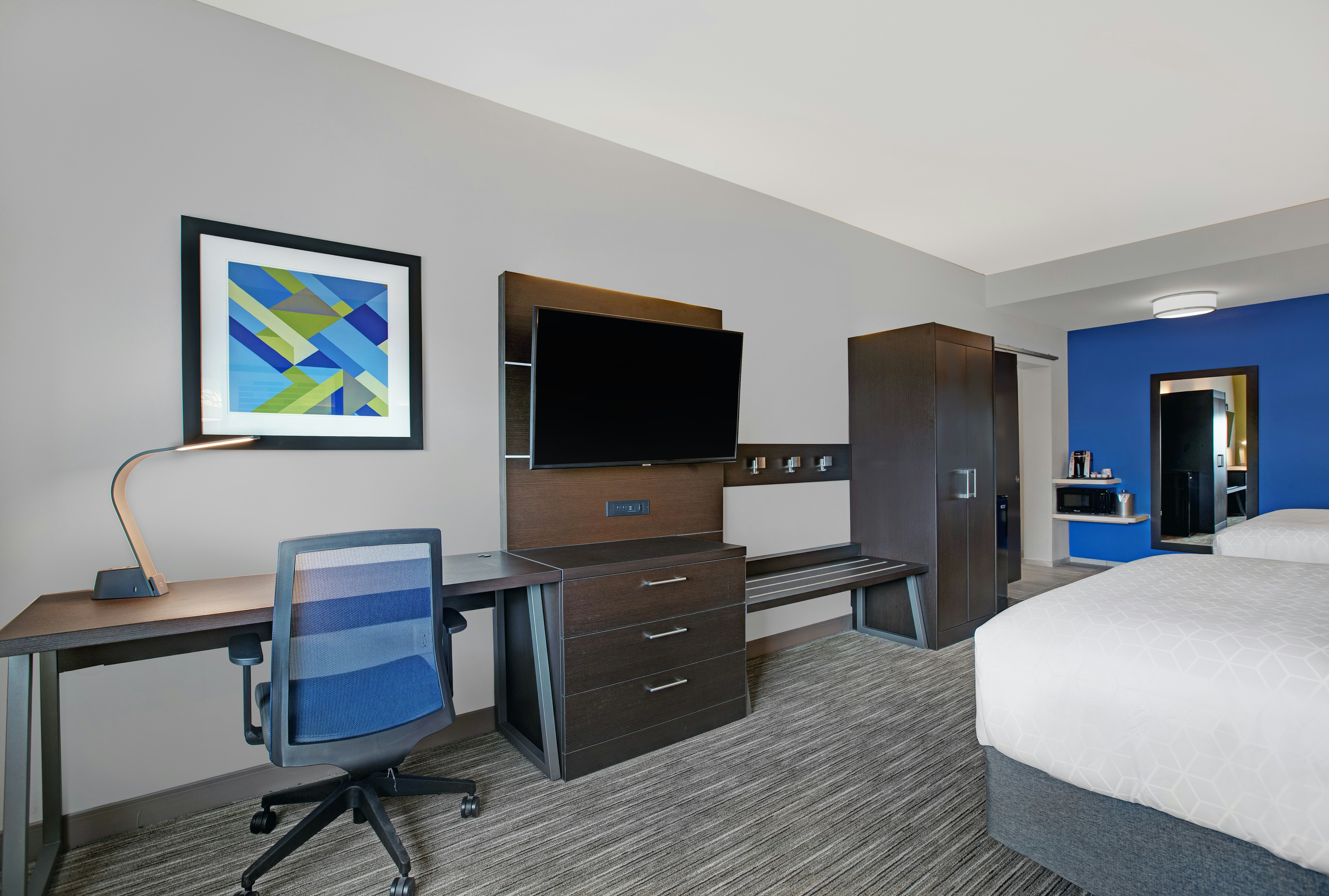 Holiday Inn Express & Suites Milwaukee - Brookfield 53/59