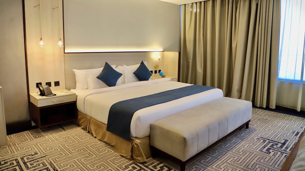 PANORAMIC, SUITE, KING BED, CITY VIEW, POOL SIDE