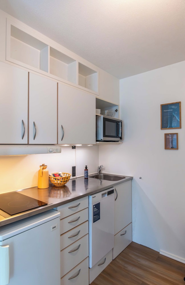 2 Bedrooms, Apartment, 6 Beds, 1 Double and 2 Bunk Beds, Partial Lake View، Kolding Hotel Apartments 6/8