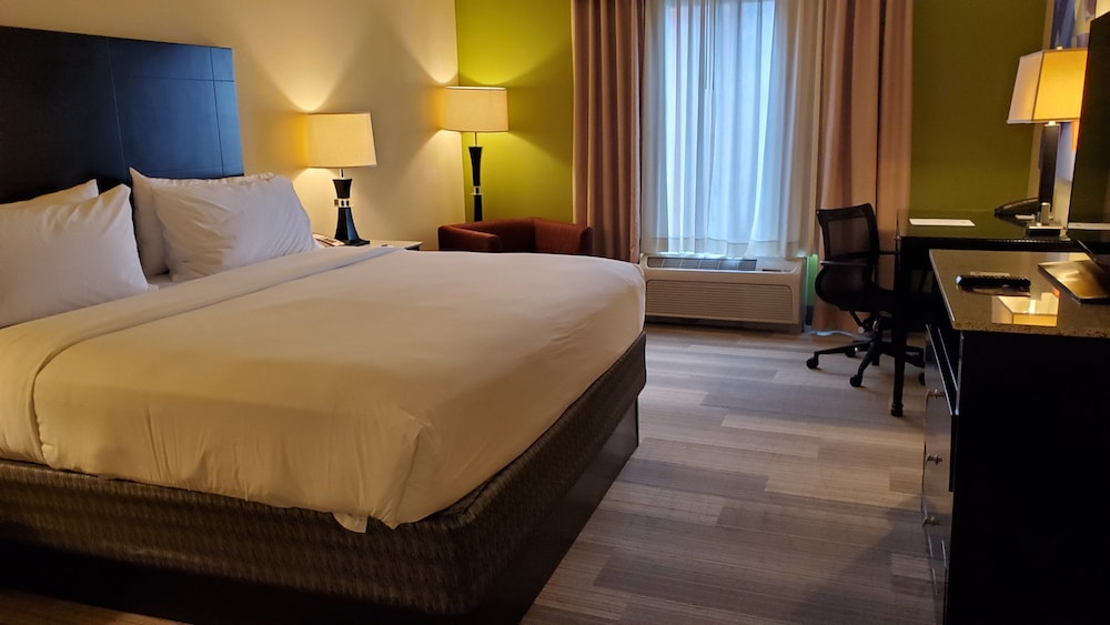 Holiday Inn Express and Suites Orlando - International Drive 30/79