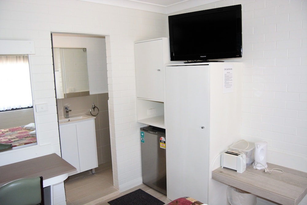 Civic Motor Inn Cowra 34/71