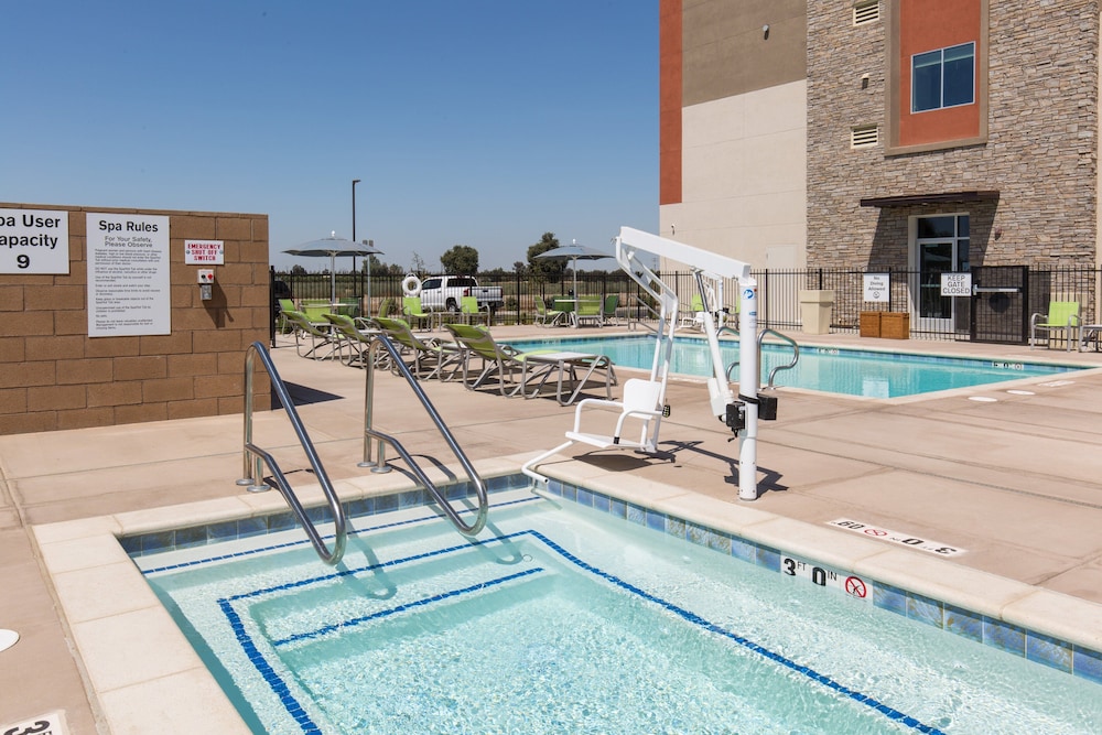 HOLIDAY INN EXPRESS VISALIA 13/28