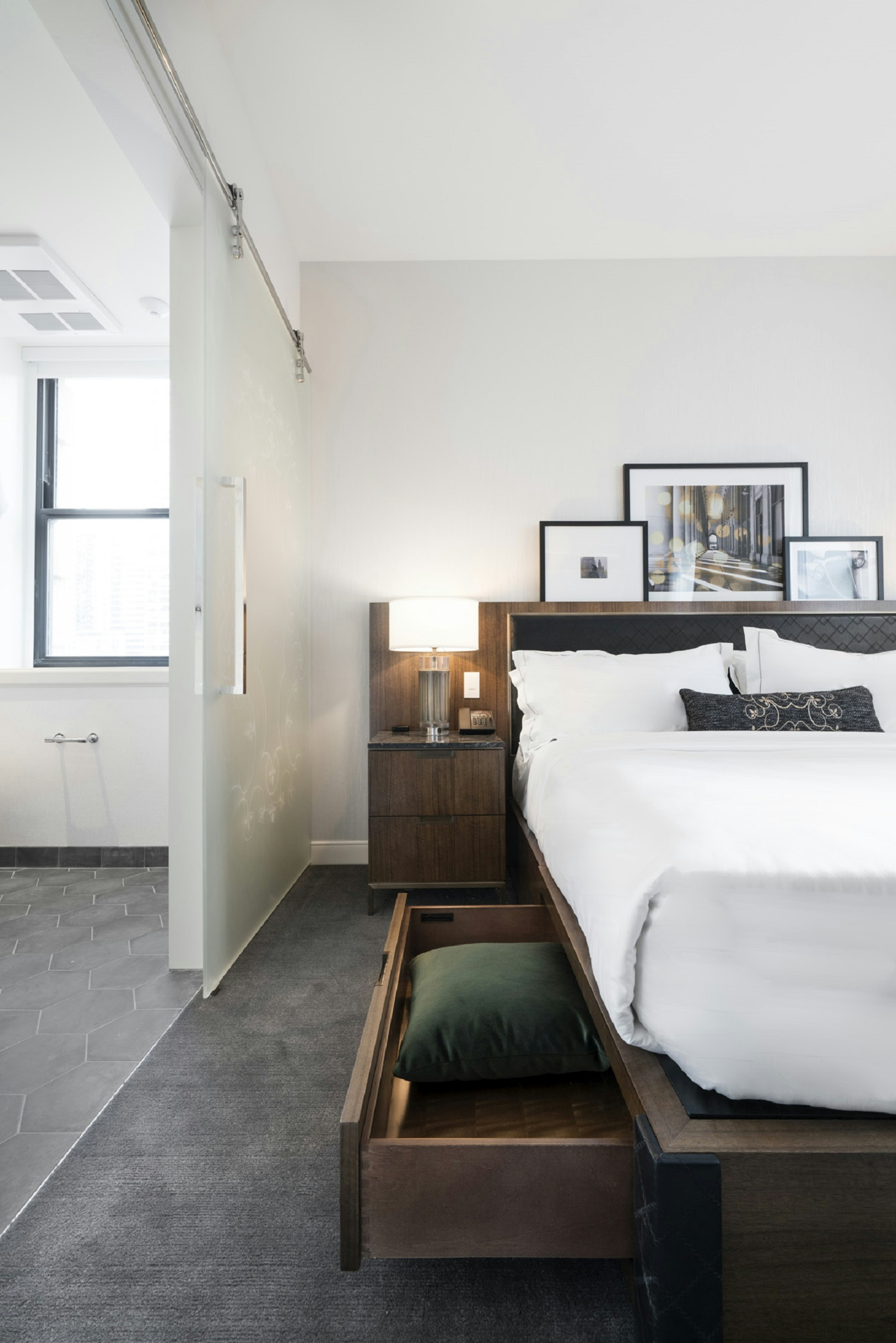 Londonhouse Chicago Curio Collection By Hilton 8/50