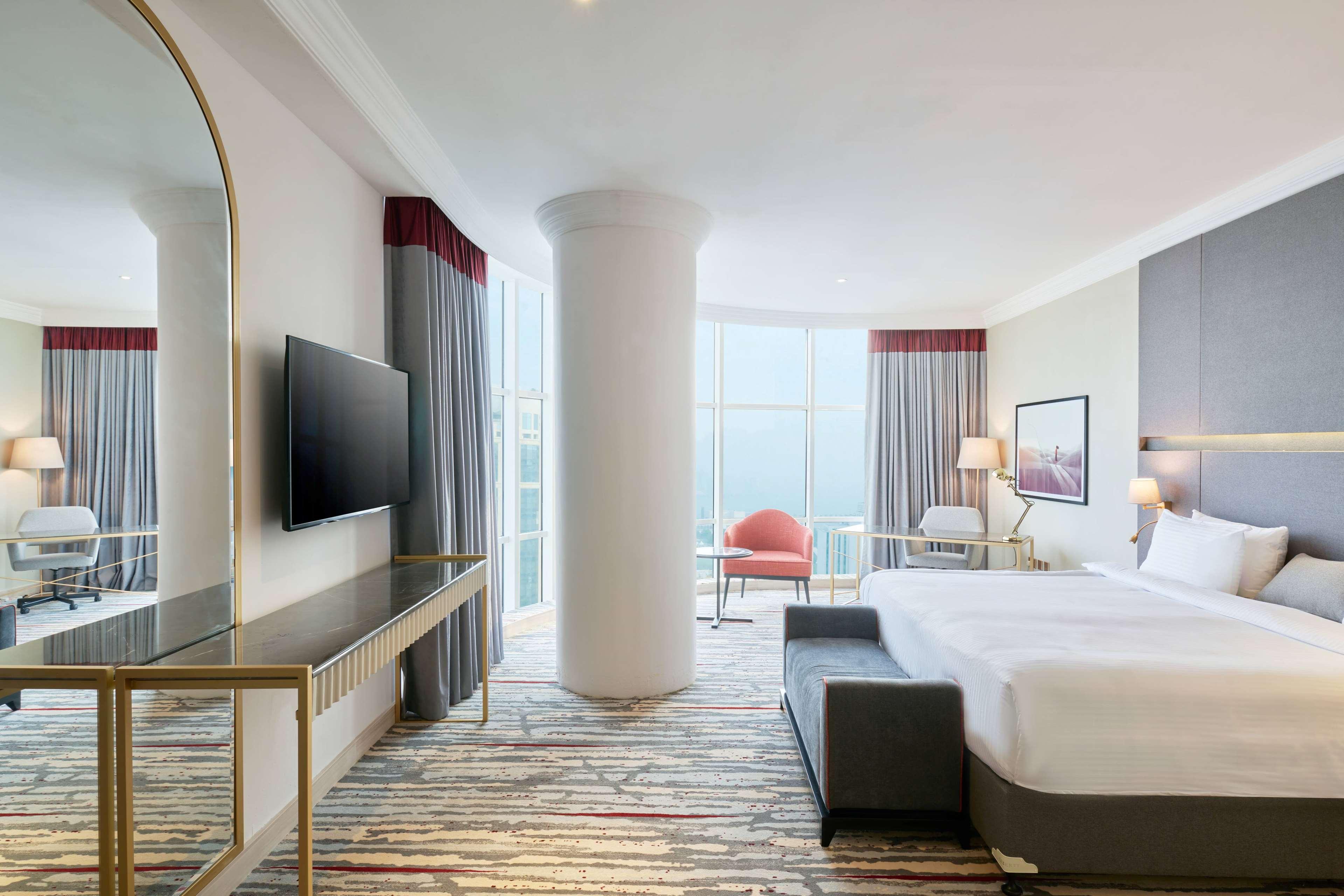Chic, King Bed, Pool or City View