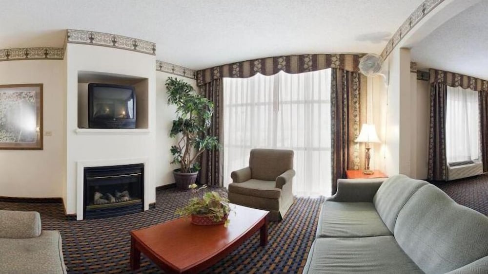 Holiday Inn Express Hotel Suites Laurinburg 29/40