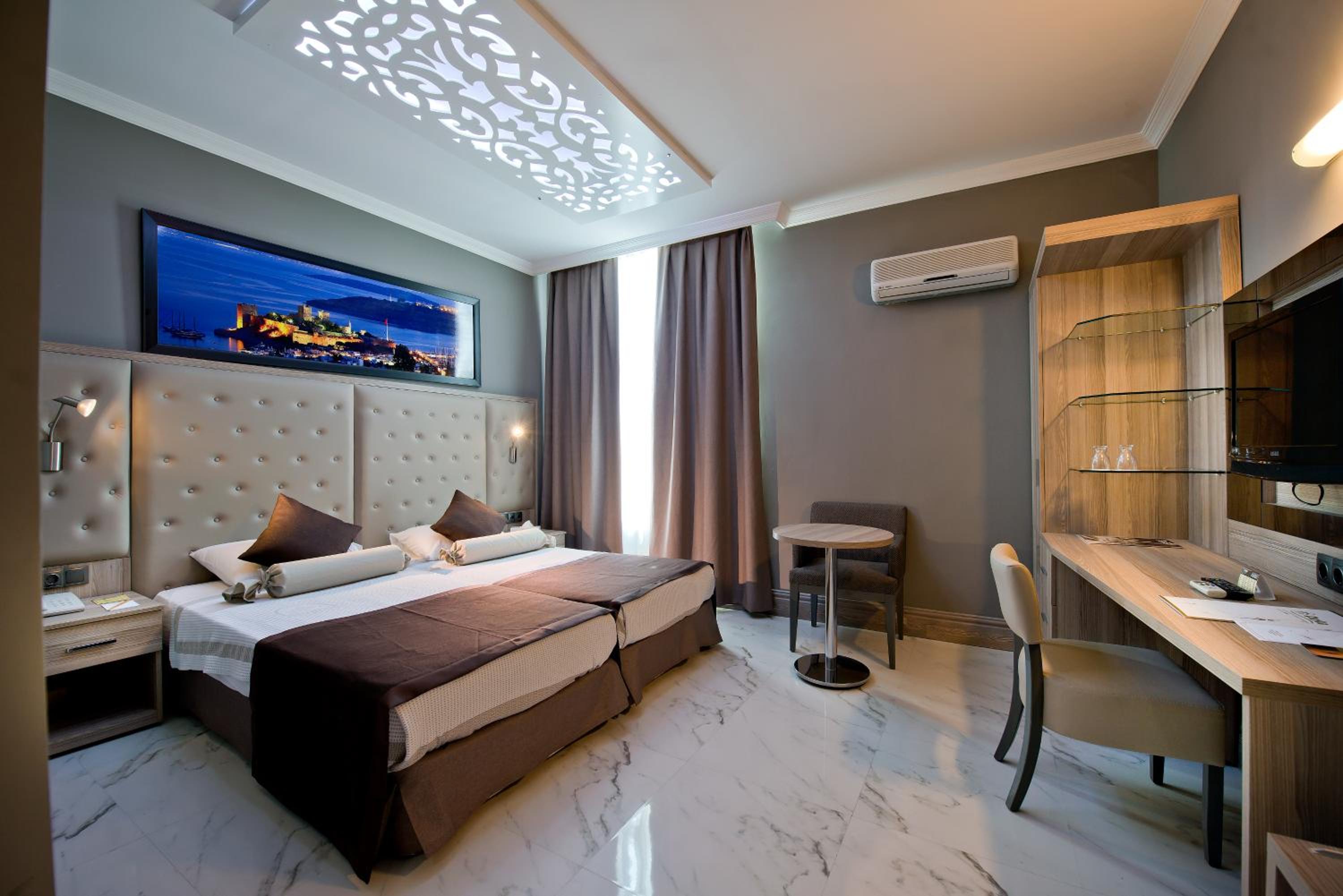 Economy, Queen Bed, No Balcony