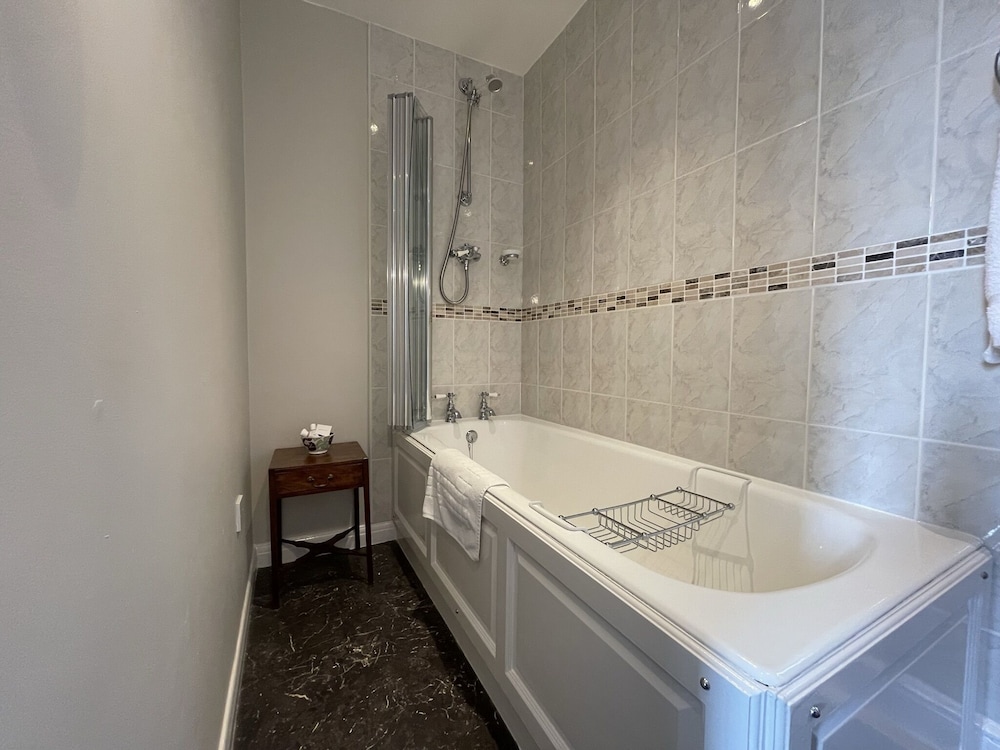 Edgcott House - Guest house 56/58